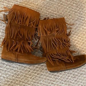 Minnetonka high fringe boots size 6